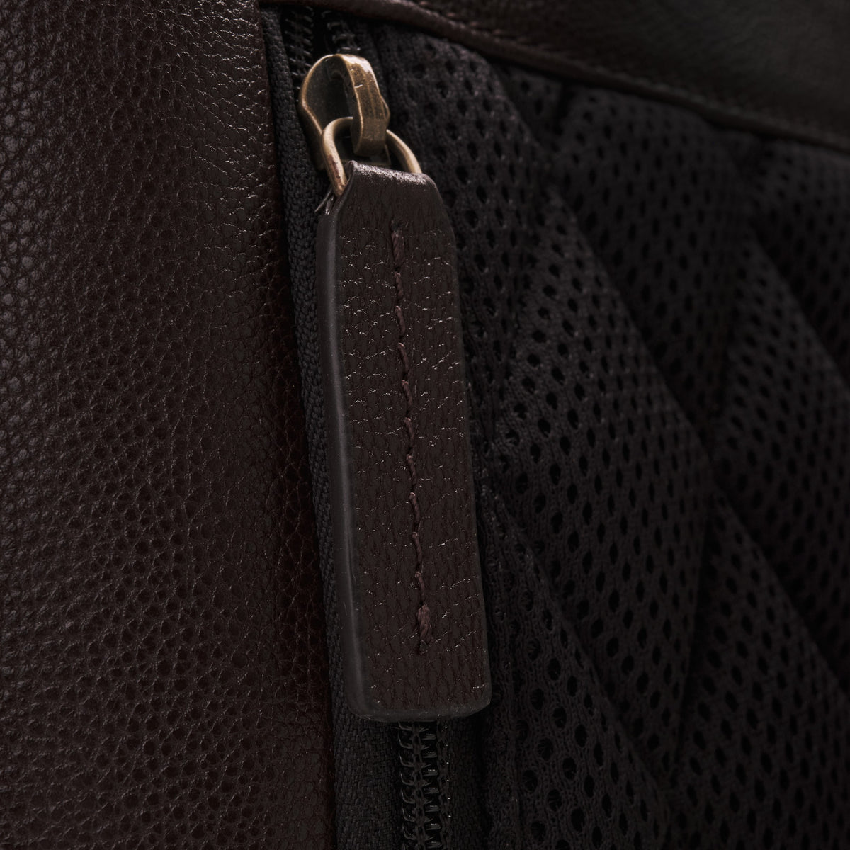 Gino Rolltop-Rucksack in Schoko-Braun – Rindsleder und Verarbeitung im Detail