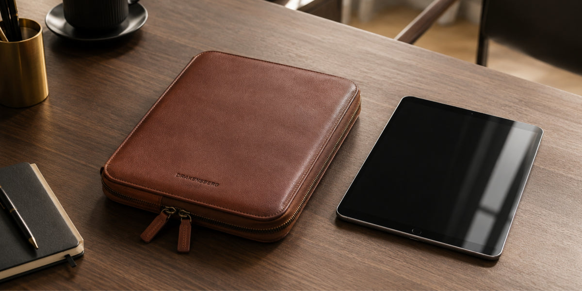 Tablet-Tasche Nolan aus Büffelleder neben Tablet und Notizbuch auf einem Schreibtisch