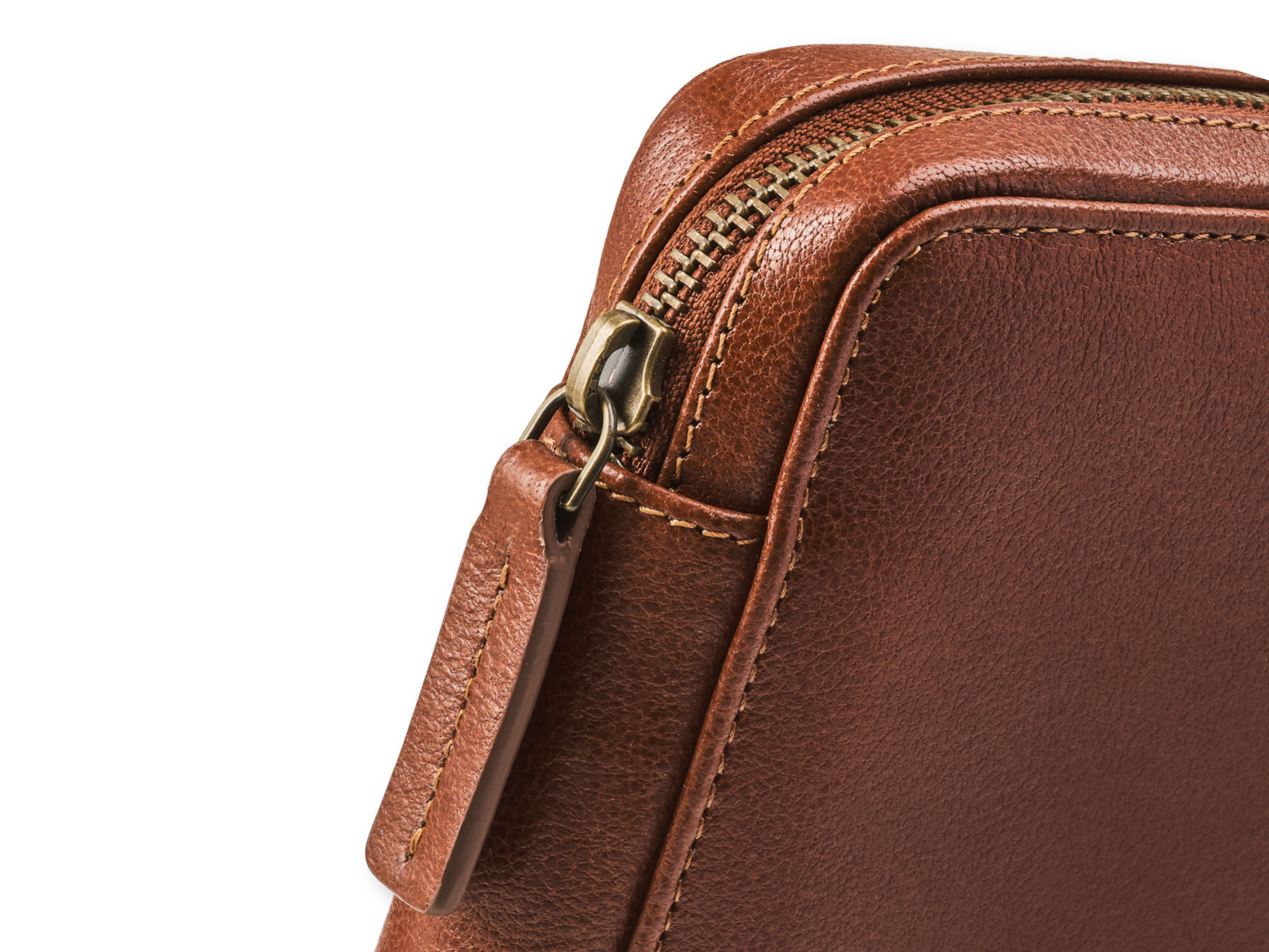 Detailaufnahme von Leder, Naht und Metallreißverschluss am Reise-Organizer Kate