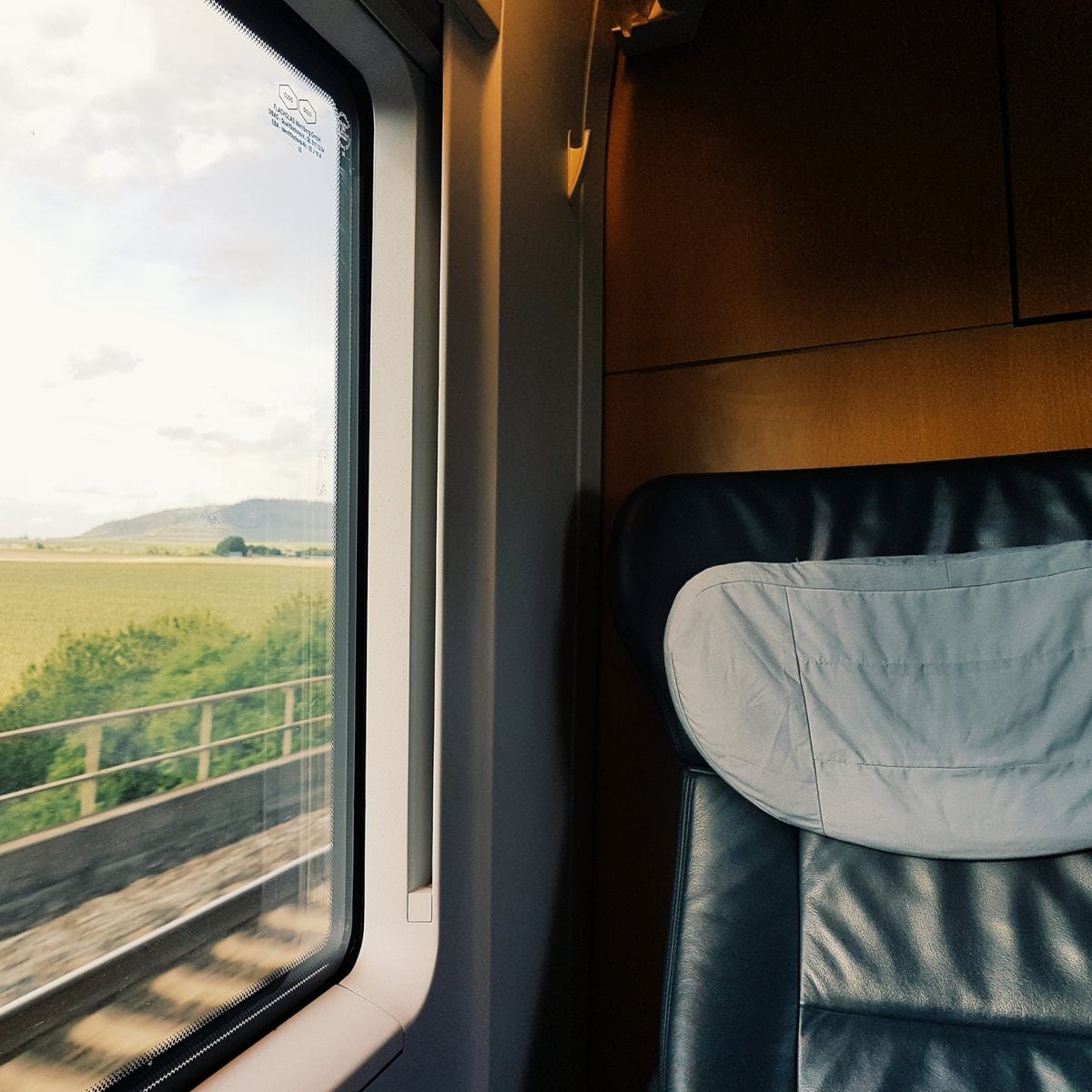 Blick aus einem Zugabteil während einer Reise