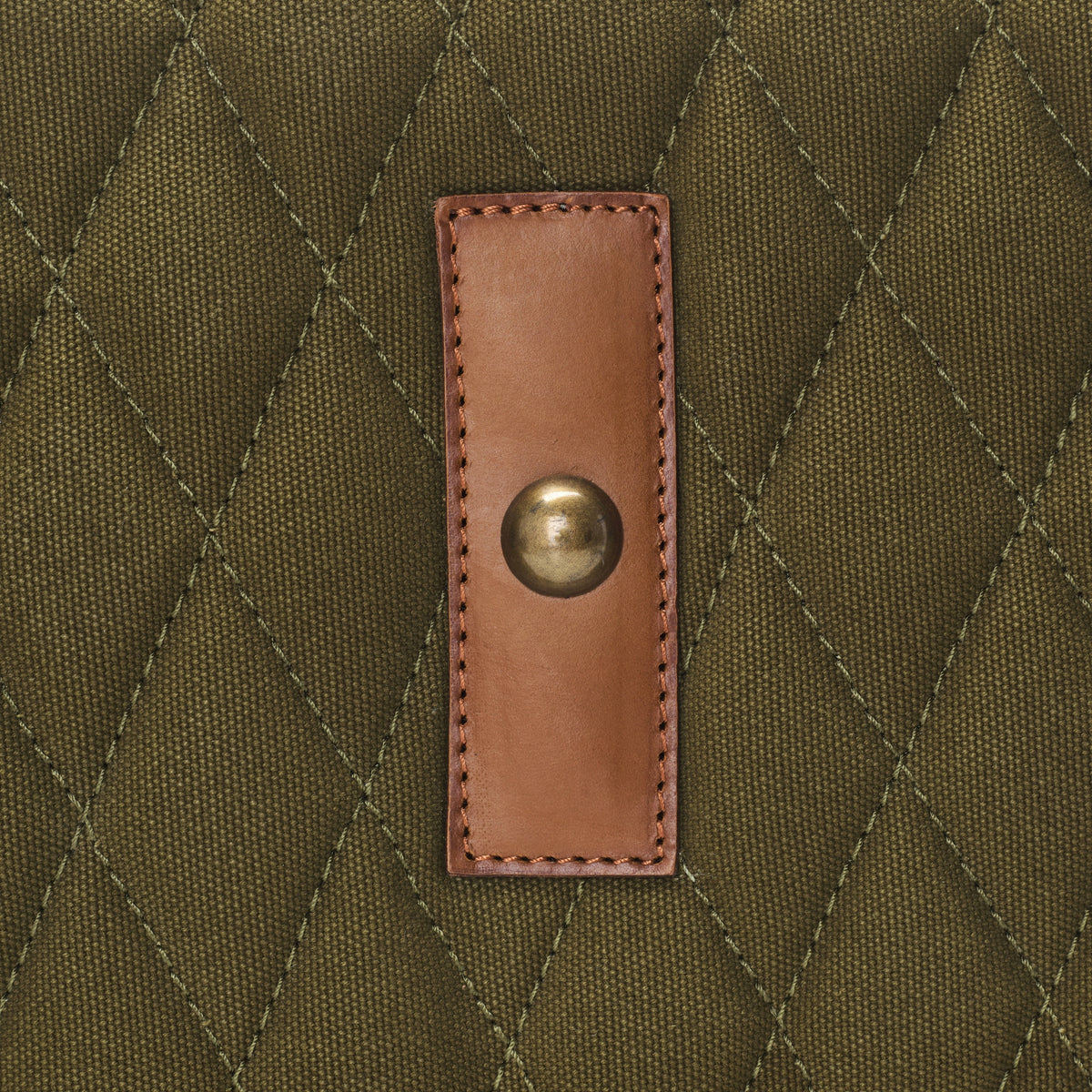Kompakter Weekender David aus Canvas und Leder in Oliv-Grün – Detail des Diamond-Stitch-Bodens