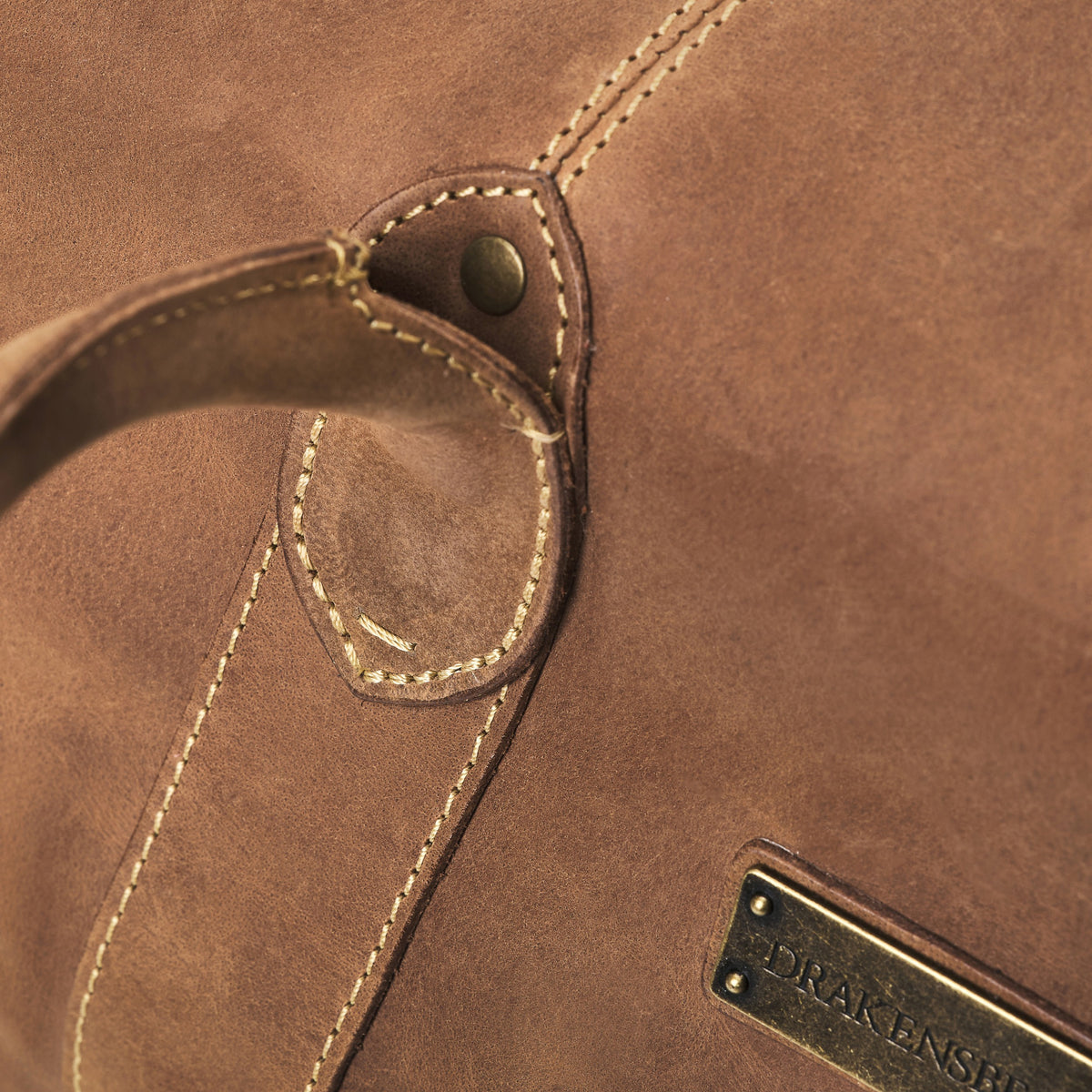 Compact David leather weekender in Havana Brown – detail of the buffalo leather