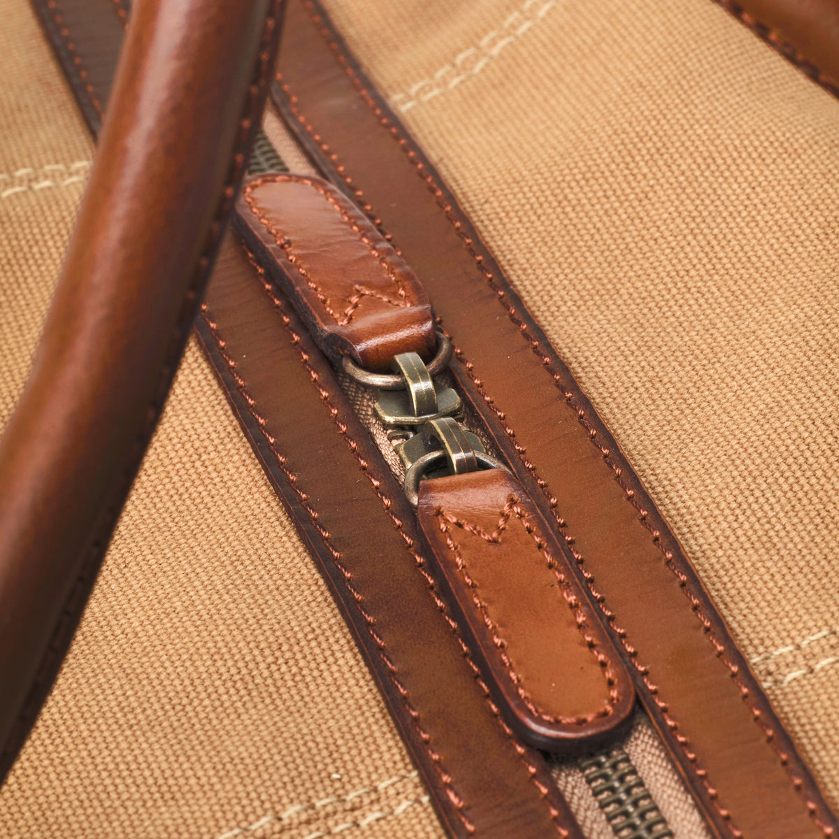 Großer Weekender David aus Canvas und Leder in Khaki-Beige – Detail des YKK-Reißverschlusses