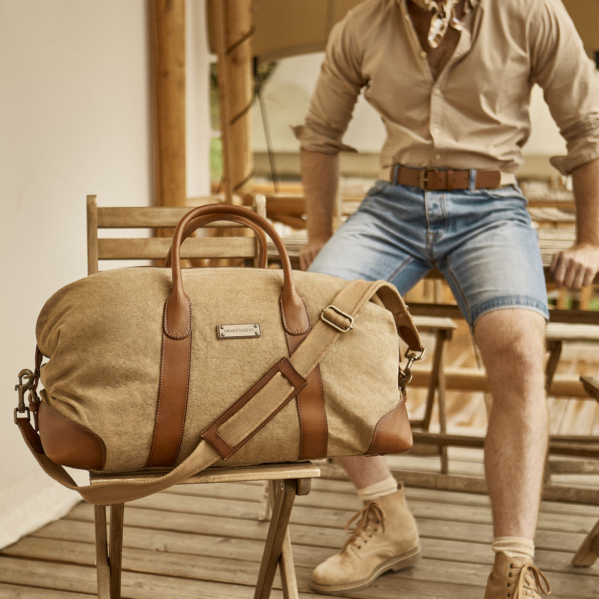 Großer Weekender David aus Canvas und Leder in Khaki-Beige – auf einem Klappstuhl im Safarizelt