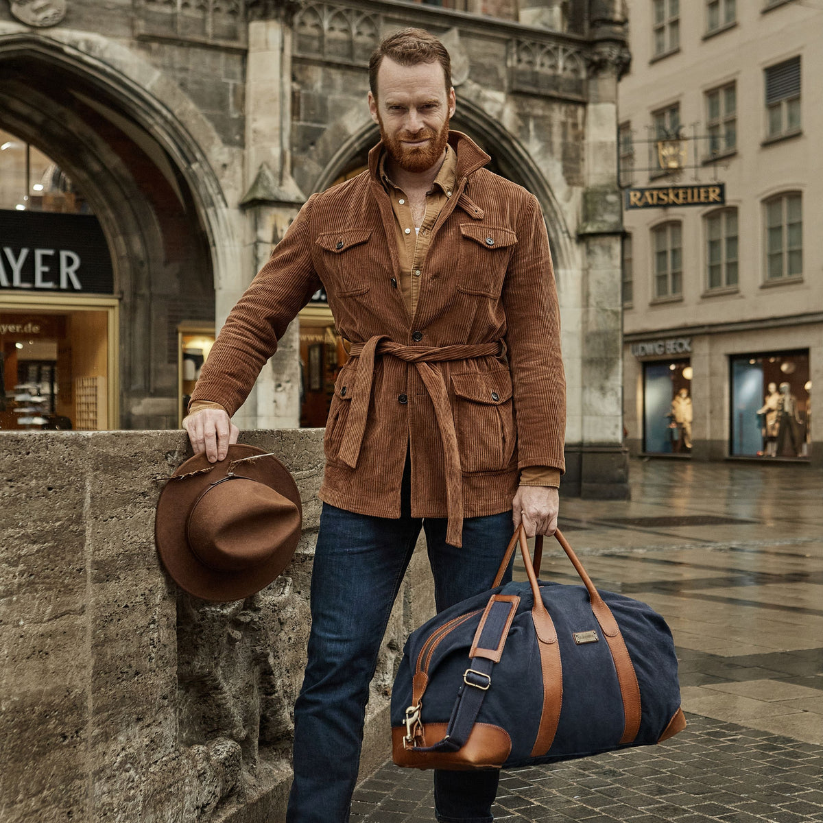 Large David weekender in canvas and leather in Navy Blue – shown being carried