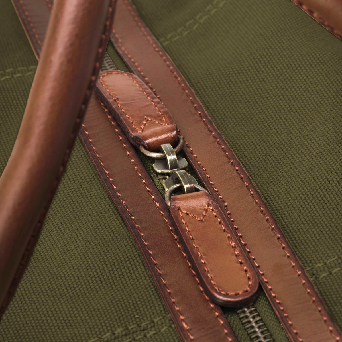 Large David weekender in canvas and leather in Olive Green – detail of the YKK zip