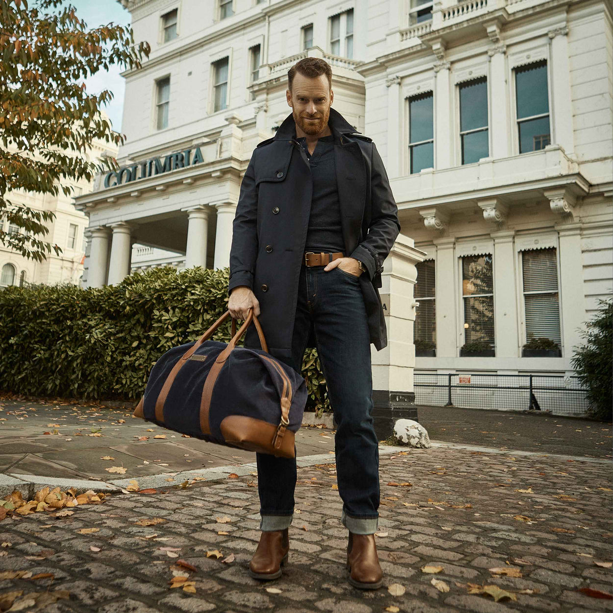 Großer Weekender David aus Canvas und Leder in Schwarz – getragen