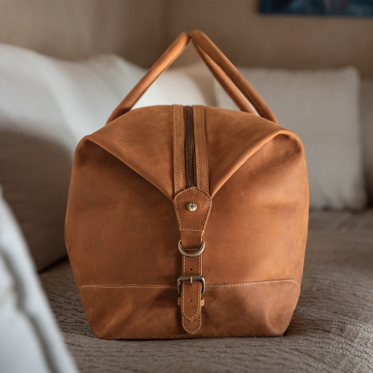 Großer Leder-Weekender David in Cognac-Braun – Seitenansicht