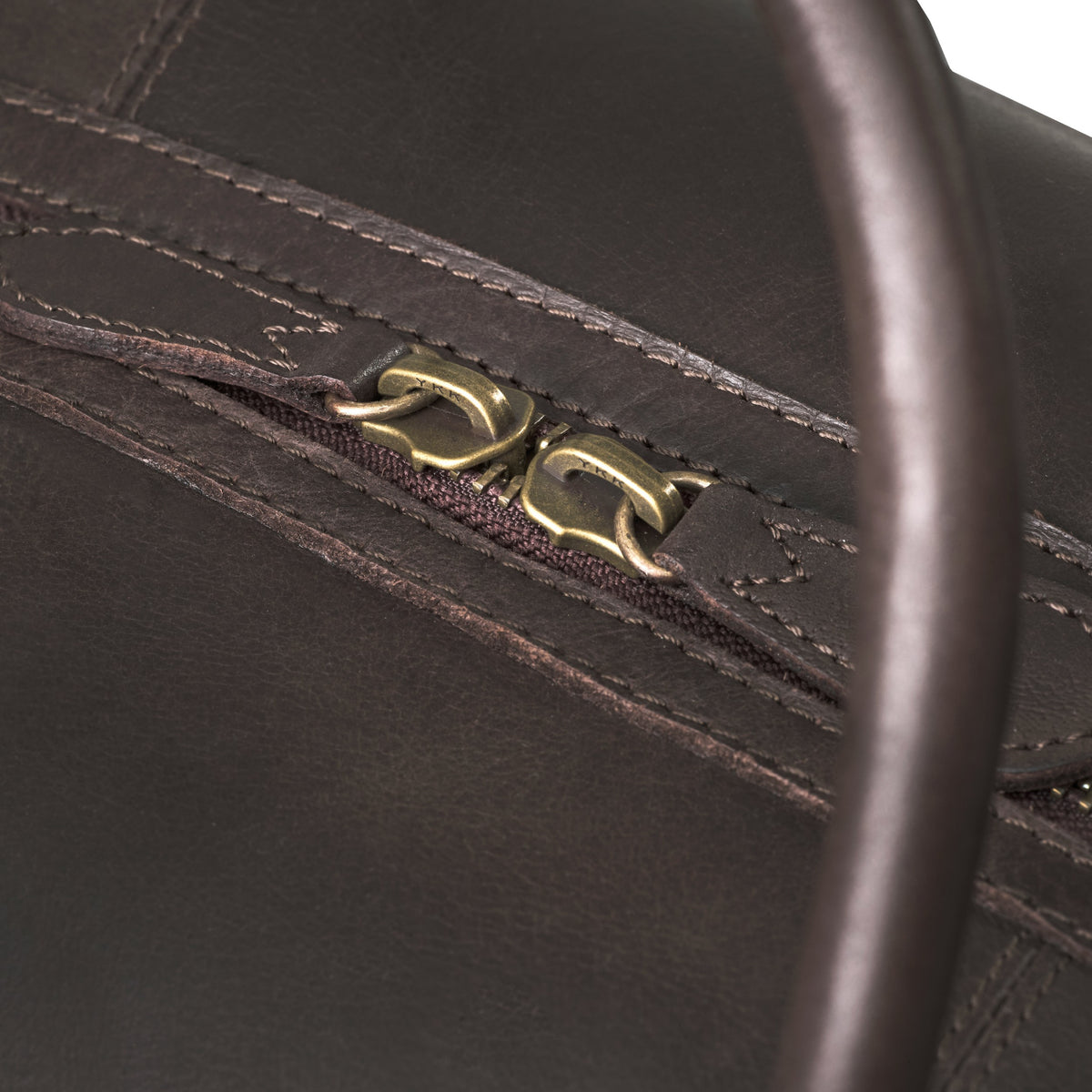 Großer Leder-Weekender David in Kaffee-Braun – Detail des Büffelleders